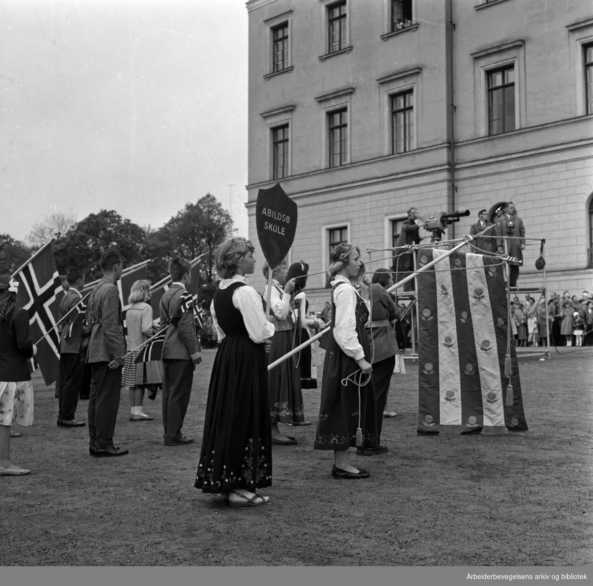Barnetoget. Abildsø skole passerer Slottet. 17. mai 1959.