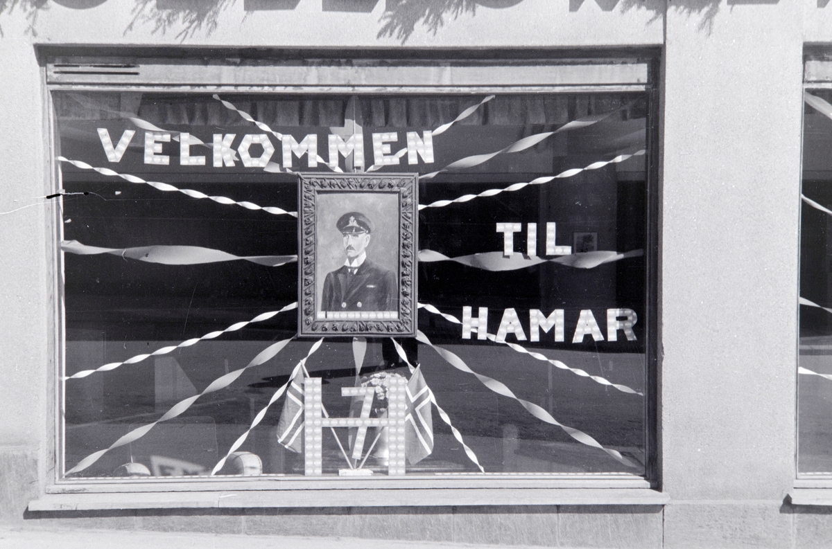 Hamardagen 1946. Butikkvindu, pyntet, foto av Kong Haakon 7, "Velkommen til Hamar"