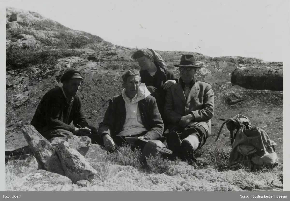 James og Unni Coward og to menn sitter i fjellet i nærheten av Kvannvikodden