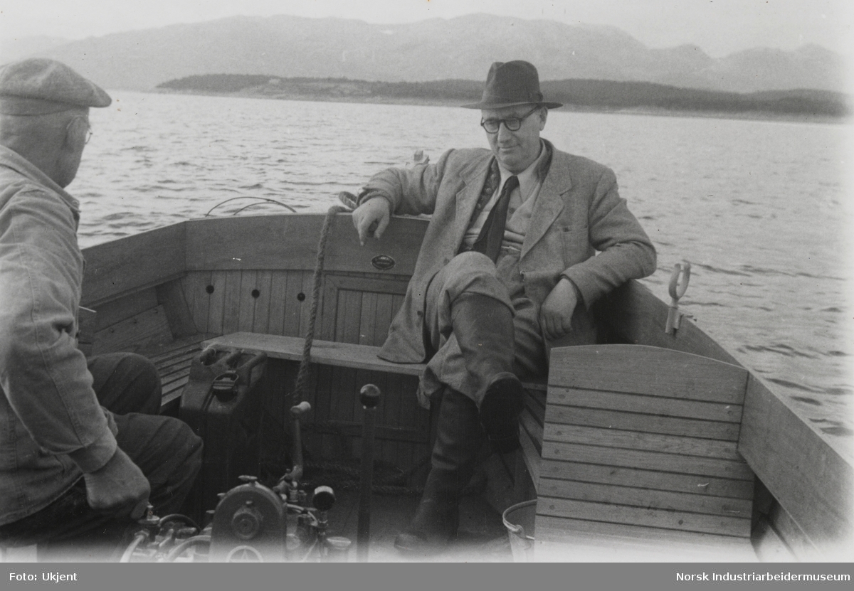 James Coward og Carl Sørensen på båten "Baagaa" sin jomfrutur på Møsvatn