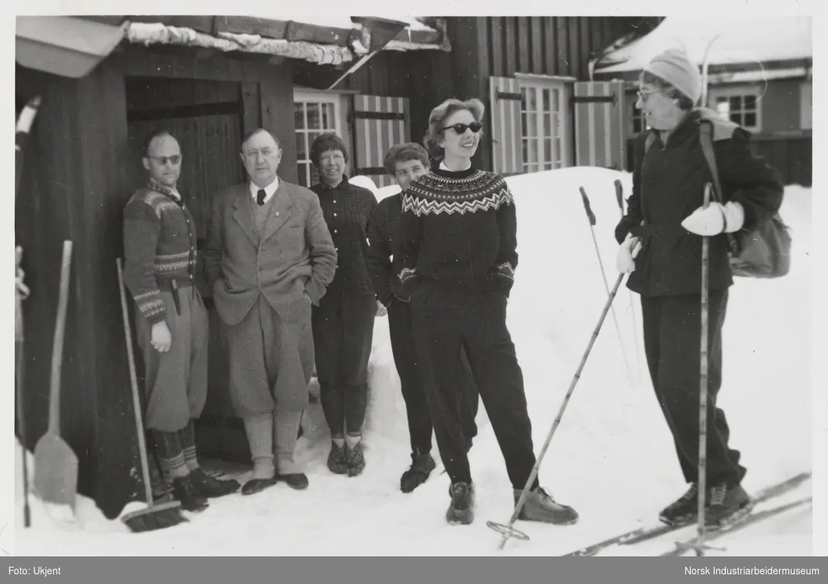 Hans Erik, James, Aud Brekke, Aud Romstad og Fanny står i snøen ved døråpninga på Sundet, Møsstrond