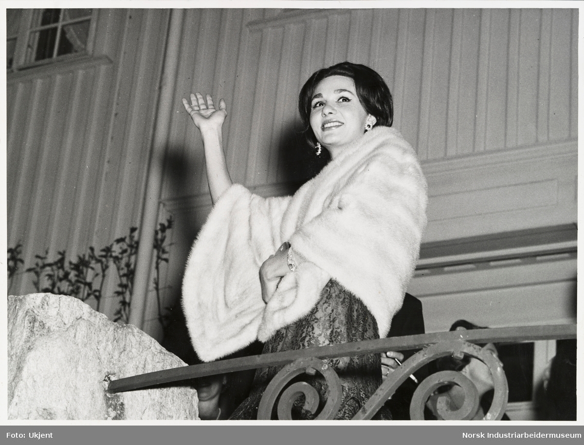 Keiserinne Farah iført pelssjål vinker på Admini 1. pinsedag 1961.