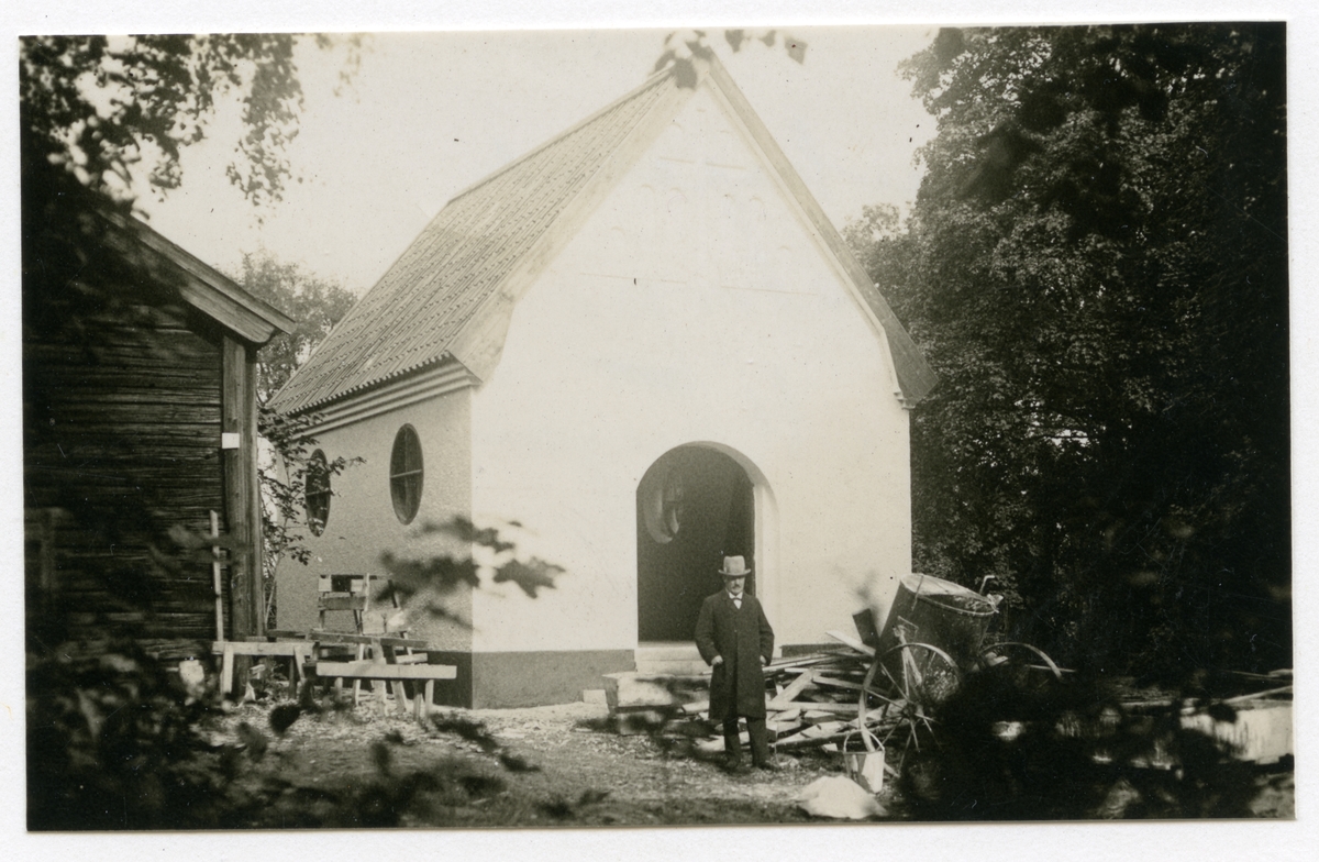 Munktorp sn, Köping kn, Munktorp kyrka.
Gravkapellet med man stående framför, 1922.