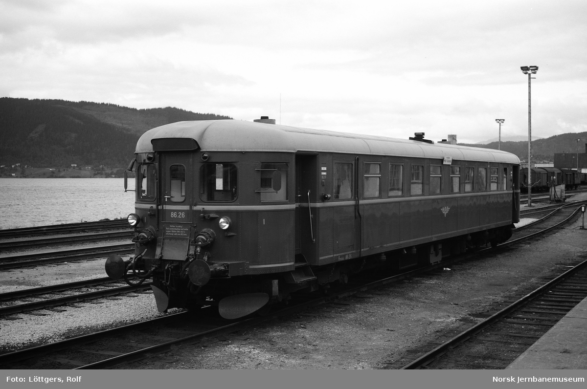 Dieselmotorvogn Bmdo 86 26 med persontog til Mosjøen på Mo i Rana stasjon.