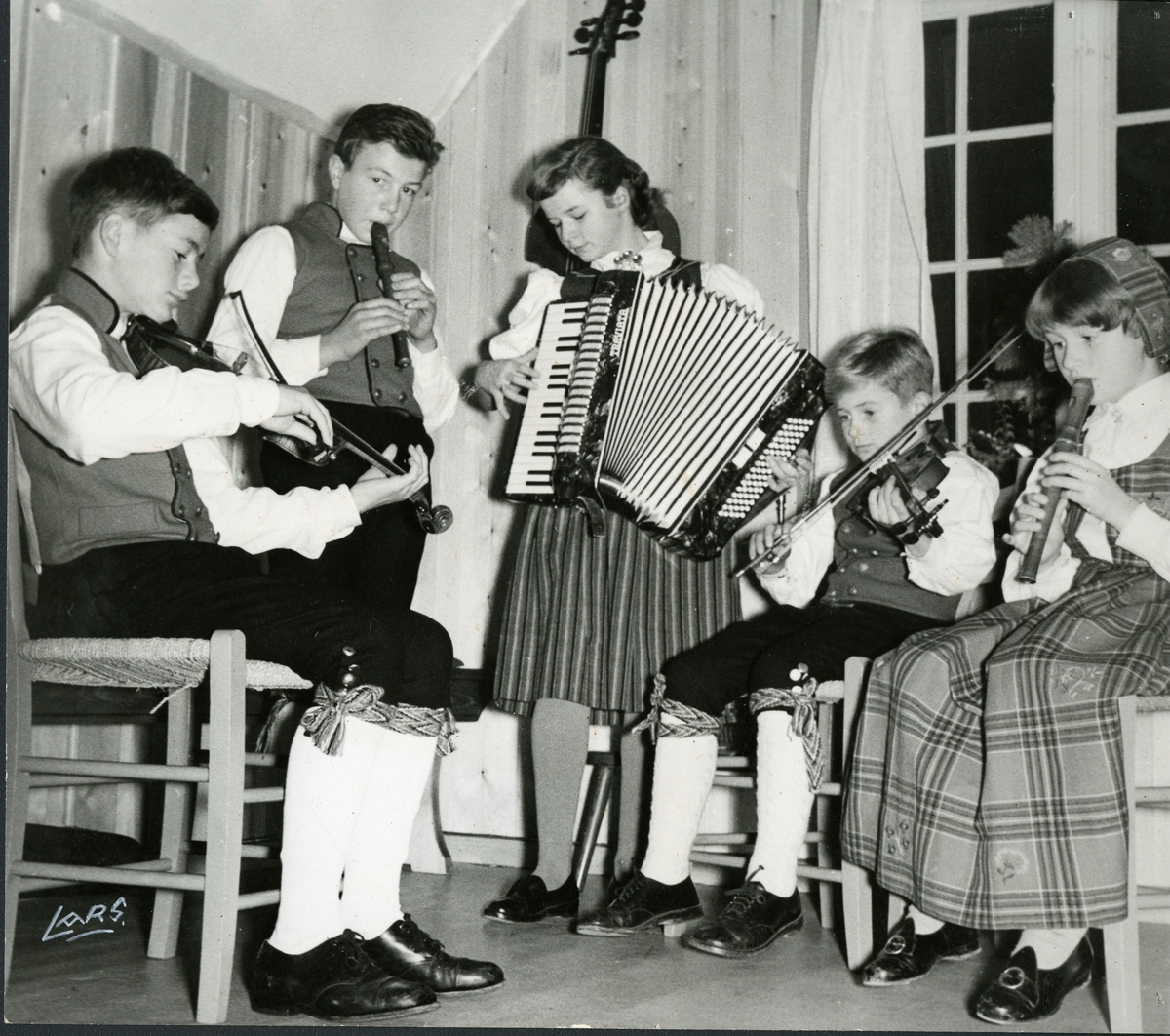 En gruppe barn spiller instrument i forbindelse med en opptreden. Fra venstre: Nicolai Wergeland, Torkel Ranum, usikker, Audun Aune og Ebba Wergeland.