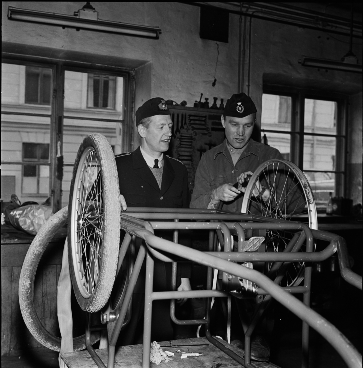 "Brandkåren" - reparation av hjul, Uppsala 1956