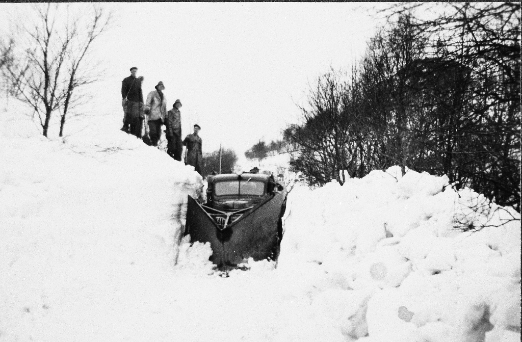 Snøbrøyting på Kartavoll første halvdel av 1930 åra. Erling kjører kommunen sin plog.