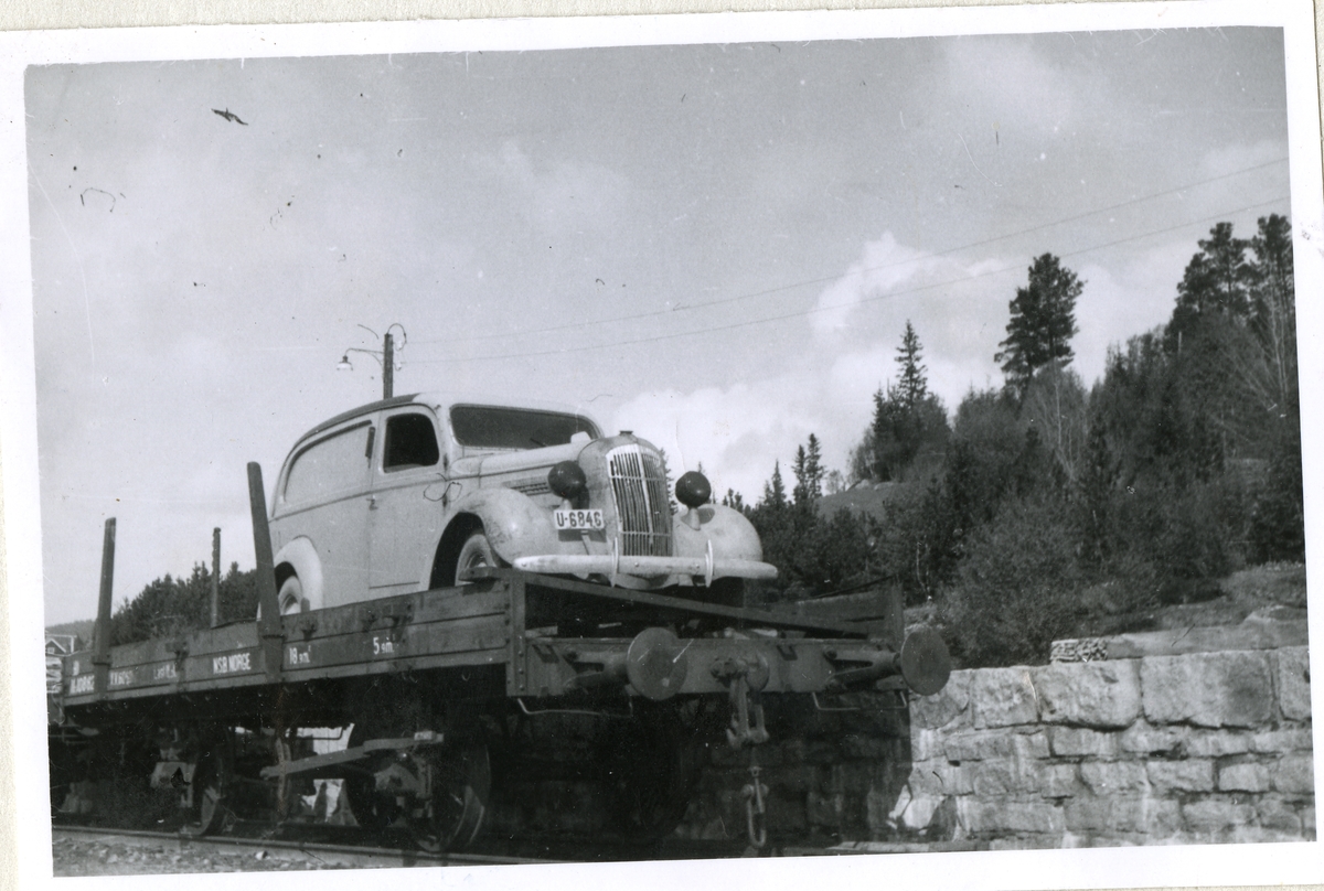 Fra familiealbum.  I mai 1940 var jernabneforbindelsen brutt. Anges Ranum Granholt og Sverre Granholt kjørte, med ulovlig bensin, til Oslo for å hente varer. Bilen var overbelastet med plater og radioapparater.