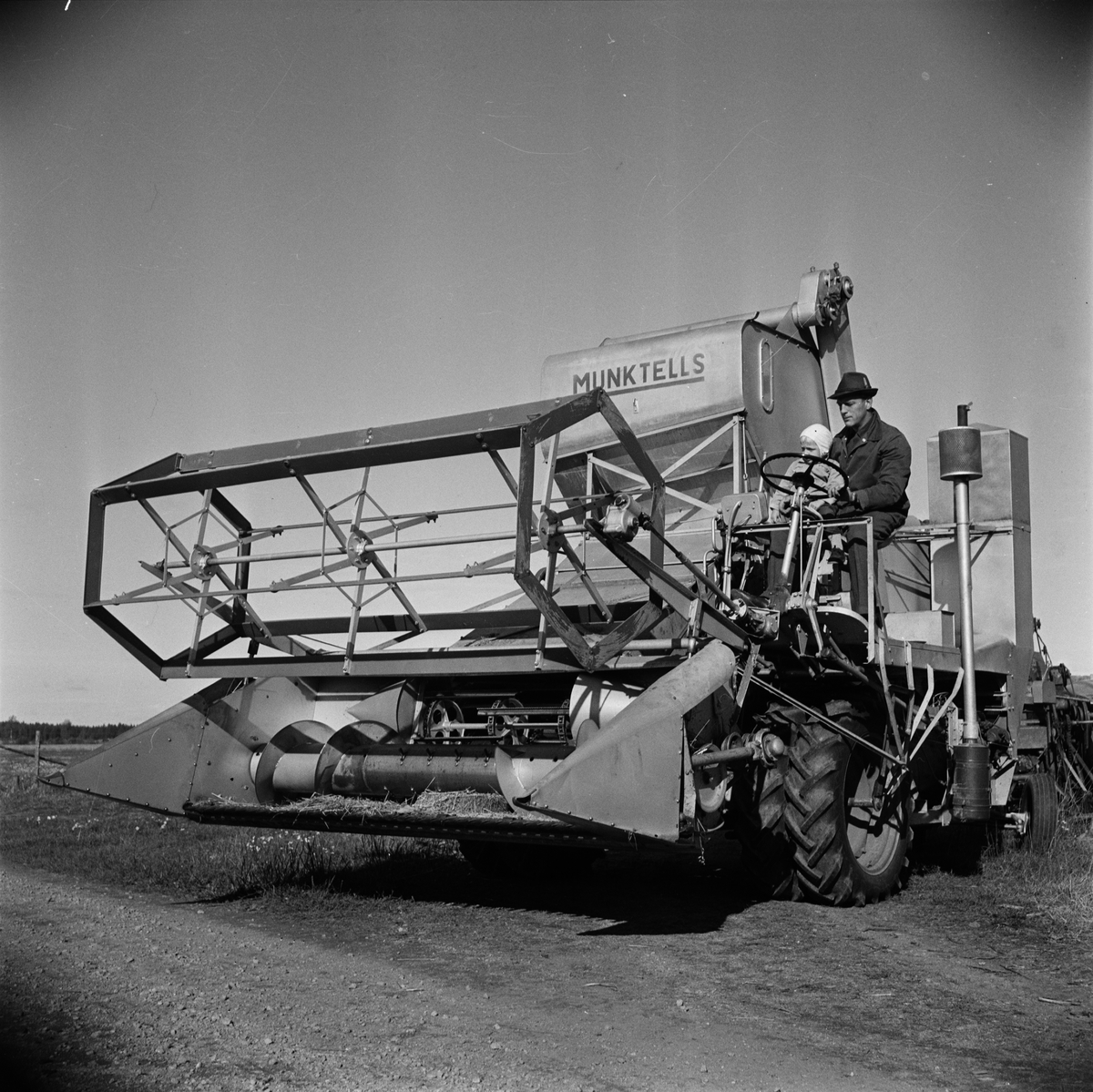 Uppländsk bonde på sin skördetröska, Uppland 1955