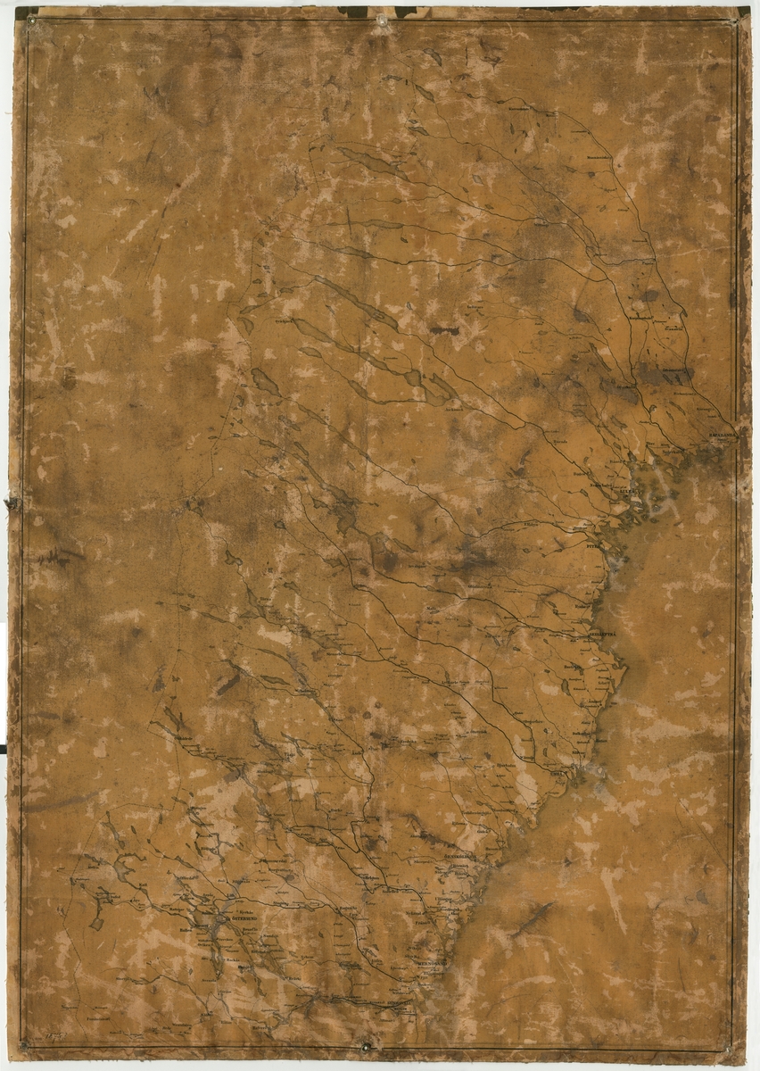 Postkarta över Sverige, troligen utgiven 1875. Kartan visar norra Sverige. Tillverkad i papper, uppfordrat på väv, solkig.