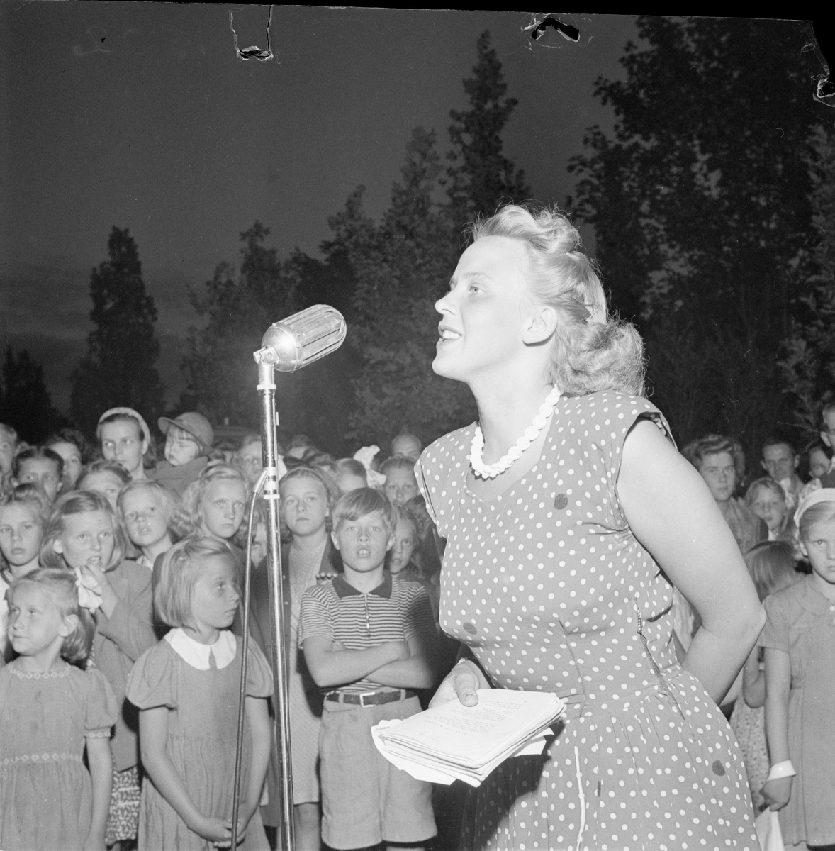 Sommar - kvinna talar inför barn, Uppsala 1947
