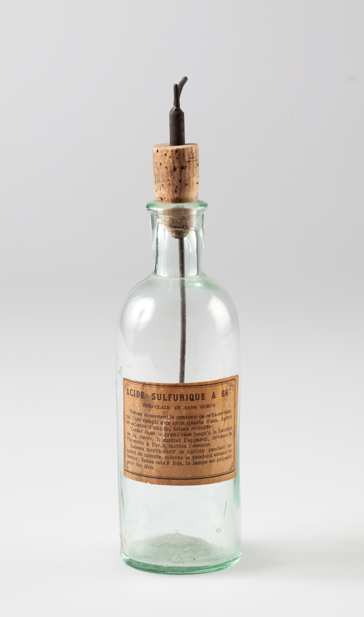 Glassflaske 150ml
Rund flaske med kork med to hellerør
Pålimt trykket fransk etikett