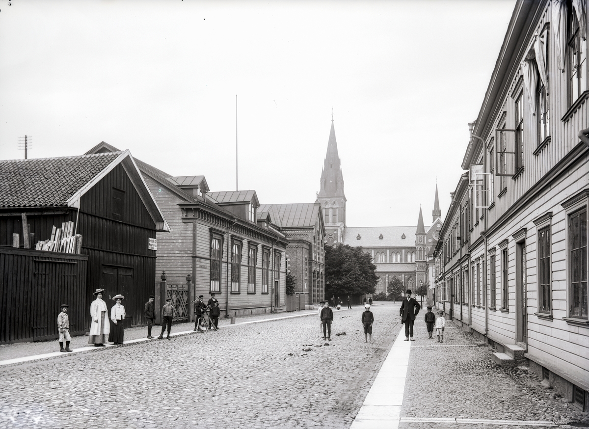 Fabriksgatan mot norr från Gjuterigatan i Jönköping. Längst bort till vänster syns Immanuelskyrkan, byggd 1899-1900 och ägdes av Jönköpings Stadsmissionsförening. Byggnaden intill var Betania, som Baptisterna köpte år 1897.