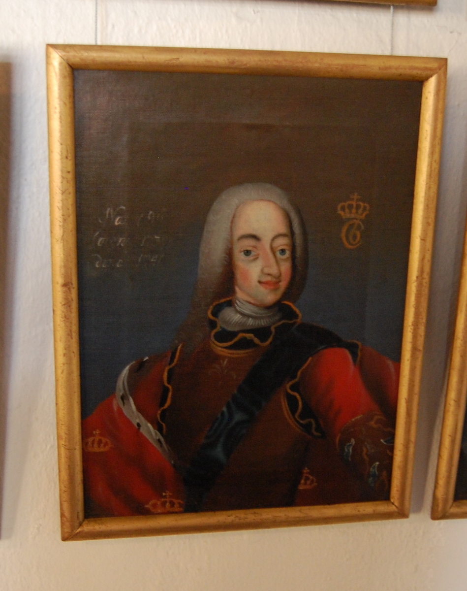 Portrett av Christian VI. Olje på lerret. Halvfigur i kvart profil mot venstre. Hodet i halv profil mot høyre. Rød kappe med gullkroner over høyre arm, mørk brun harnisk.