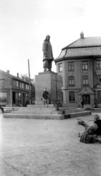 Ukjente ved Roald Amundsen statuen i Tromsø