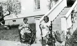 Prestefrue Margrete Tronsdatter Gamkinn og datteren Tora Gam