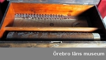 12 st melodier på pianoharpan från samlingarna på Siggebohyttans bergsmansgård. Föremålsnummer OLM-23592
iordningställt av Thomas Lundkvist 2004?