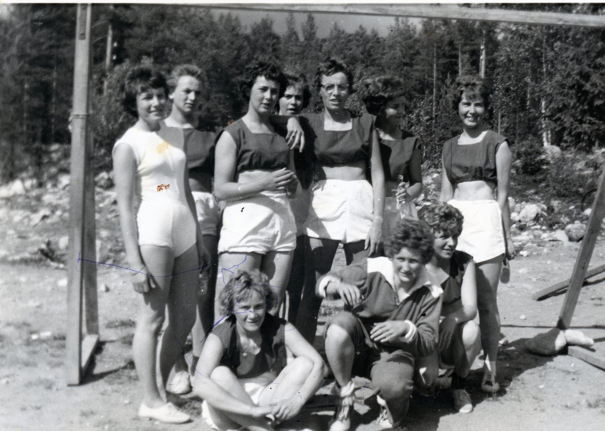 Handballgruppa i Gol Idrettslag 1961 fotografert på Glitre stadion. 1 ...