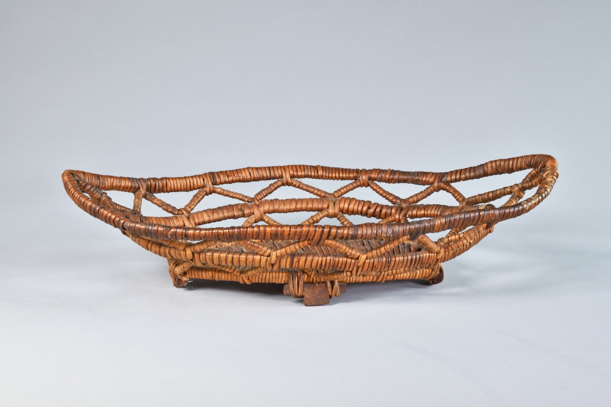 Brödkorg, avlång, genombruten, handgjord av rot. Kopia av Nordiska museet, NM.0124650.