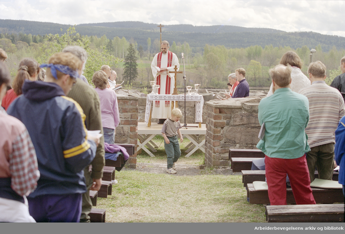 Oslo: Maridalen diverse. Maridalens venner med gudstjeneste og Maridalsspel ved Maria-kirken. 25. mai 1996
