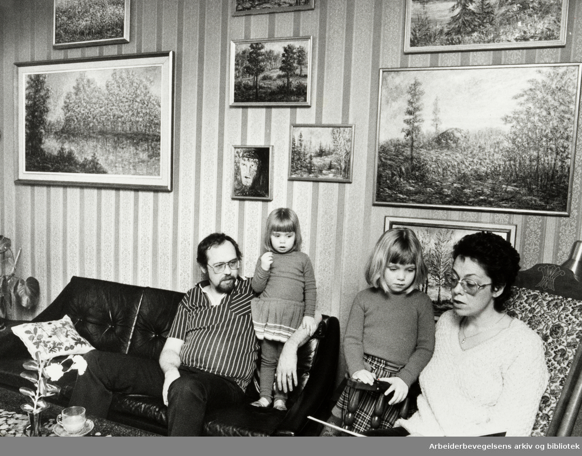 Manglerud. Familien til kunsmaler Roger Strindin i deres hjem. Stueveggen er dekorert med hans malerier. Mars 1981
