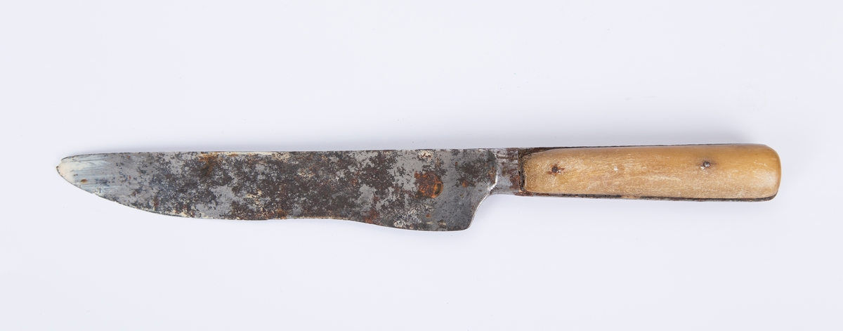 Kniv, bestikk-kniv, smørkniv i stål og ben. Knivbladet bredt og langt. Rustet, mye brukt, slitt.