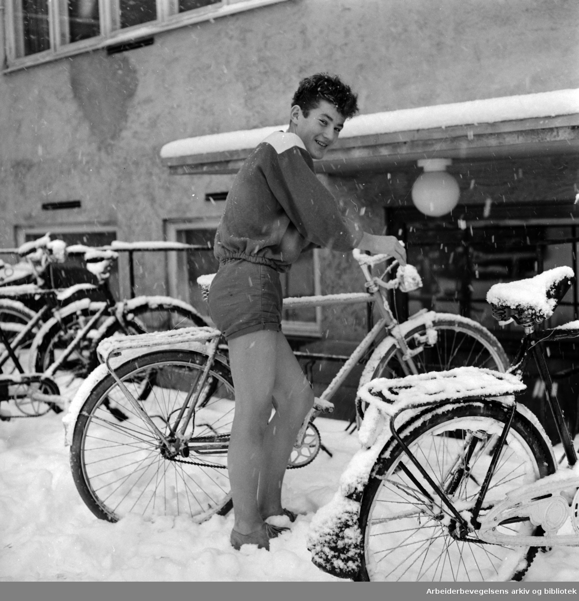 Tidlig snøfall i Oslo. Gutt med sykkel og kortbukser. 1. November 1960.