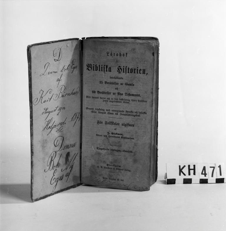 "LÄROBOK I BIBLISKA HISTORIEN".
På frampärmens insida skrivet med bläck: "Denna bok eges af Karl Bärnhard Augustsson i Heljered 1878."
Funktion: Undervisningsmaterial