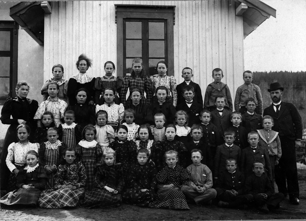 Torgerstuen skole 1895-1896
Elever og lærere: Pauline Løken t.v. og Ole Gillbo t.h.