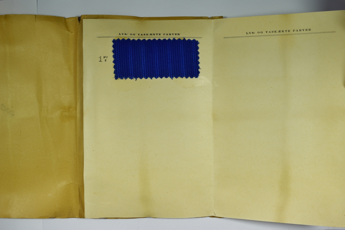 Hefte med utfoldbare sider hvor stoffprøver er limt inn. Heftet viser stoffer med samme kvalitet (V: 743), men flere ulike design/farger av dette mønsteret.