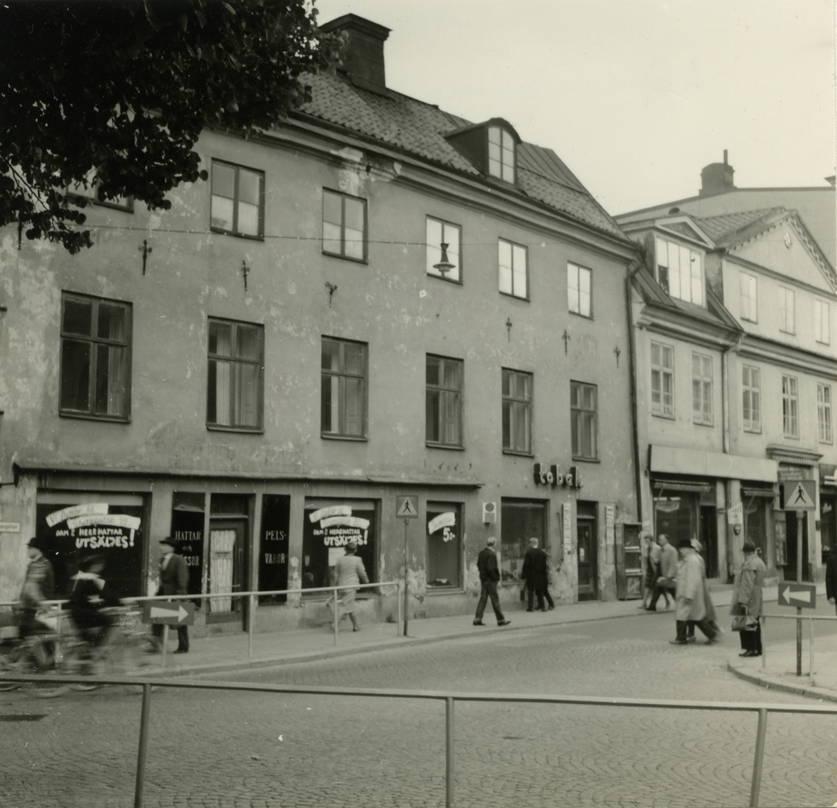 Västerås. Köpmangatan mot söder, från Bondtorget. C:a 1960.
