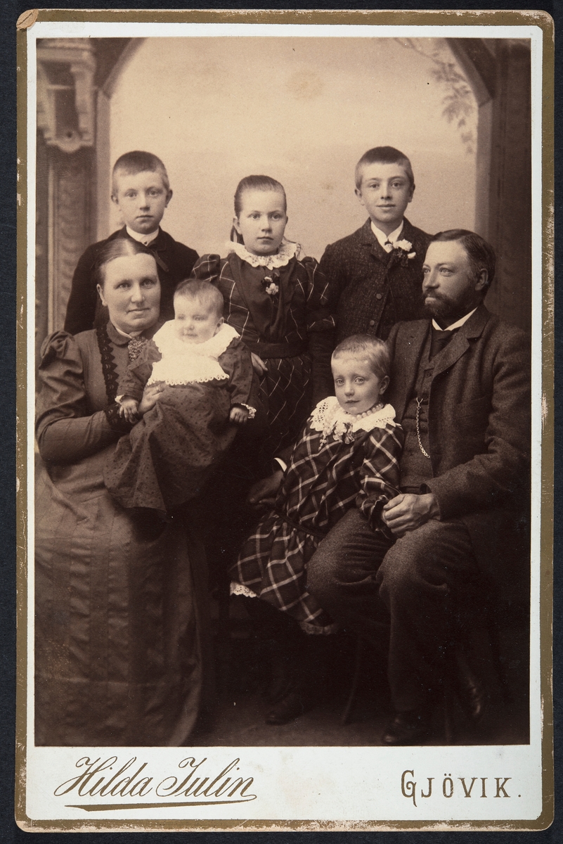 Mons G. Kjos med hustru Ida Kjos f. Samsahl.  Barna Odvin, Gunnar Inga, Magna, Bjarne, ukjent plassering.