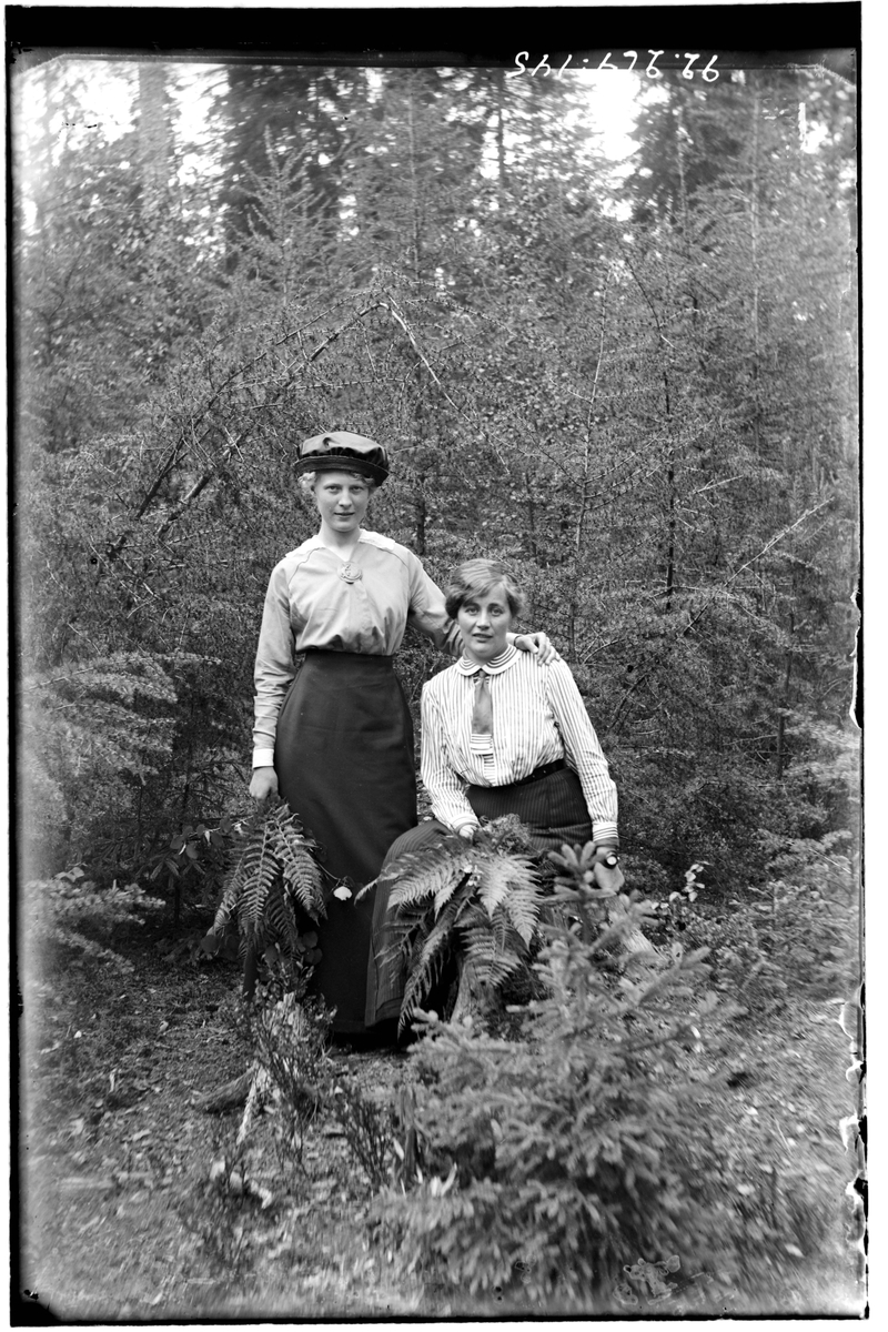 Hålahult sanatorium, exteriör, två kvinnor i skogen, uppklädda