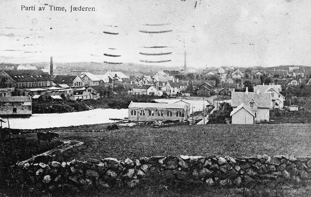 Bryne sentrum før 1928 (ca1914?). Biletet er teke frå Brynehaugen mot sør. Til venstre i bildet ligg Bryne Uldvare, midt i bildet Meieriet og Bryne åna.