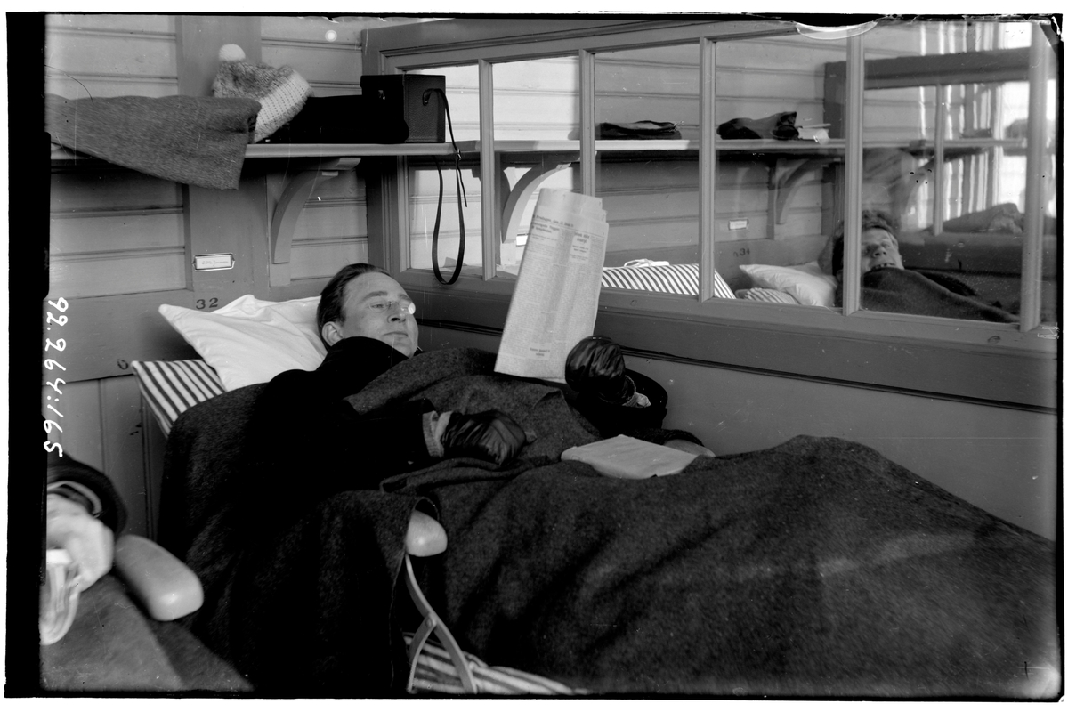 Hålahult sanatorium, interiör, liggveranda, en man ligger och läser tidningen.
