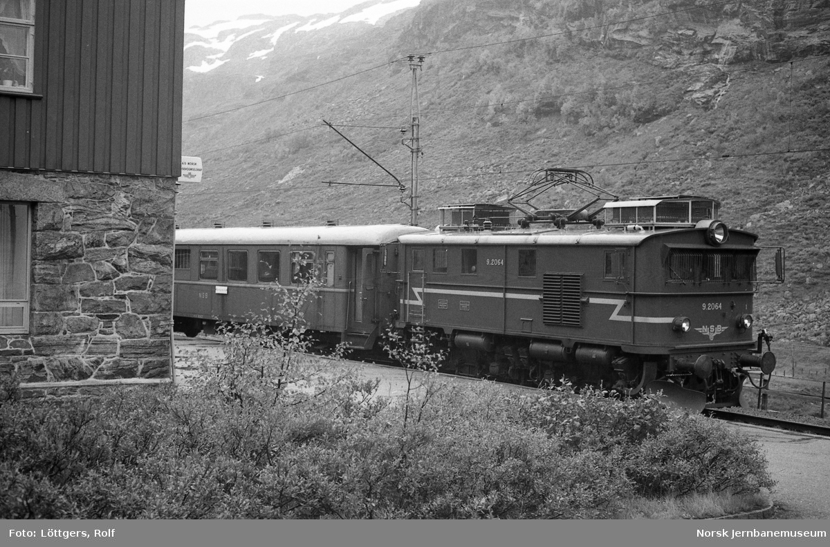 Elektrisk lokomotiv El 9 2064 med persontog fra Myrdal til Flåm på Vatnahalsen holdeplass