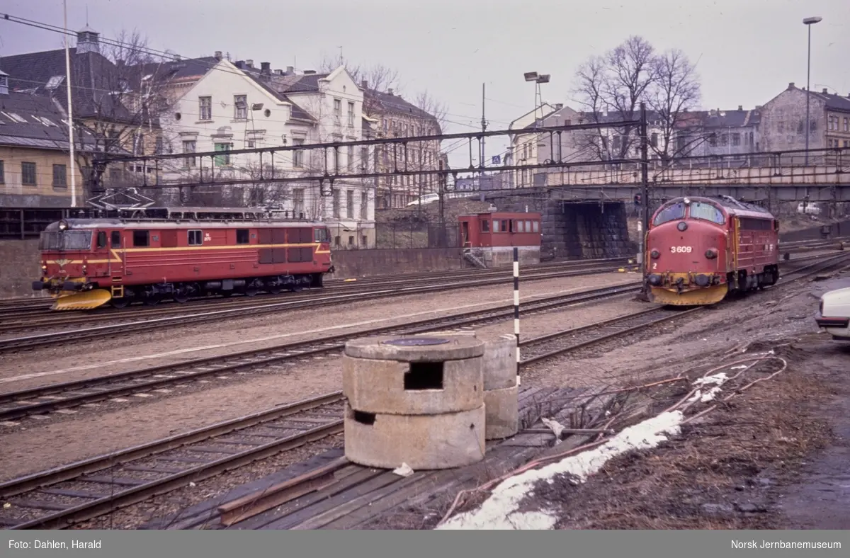 Diesellokomotiv Di 3 609 (til høyre) og elektrisk lokomotiv El 14 2175 på Loenga i Oslo