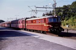 Elektrisk lokomotiv El 11 2104 med persontog til Oslo V på T