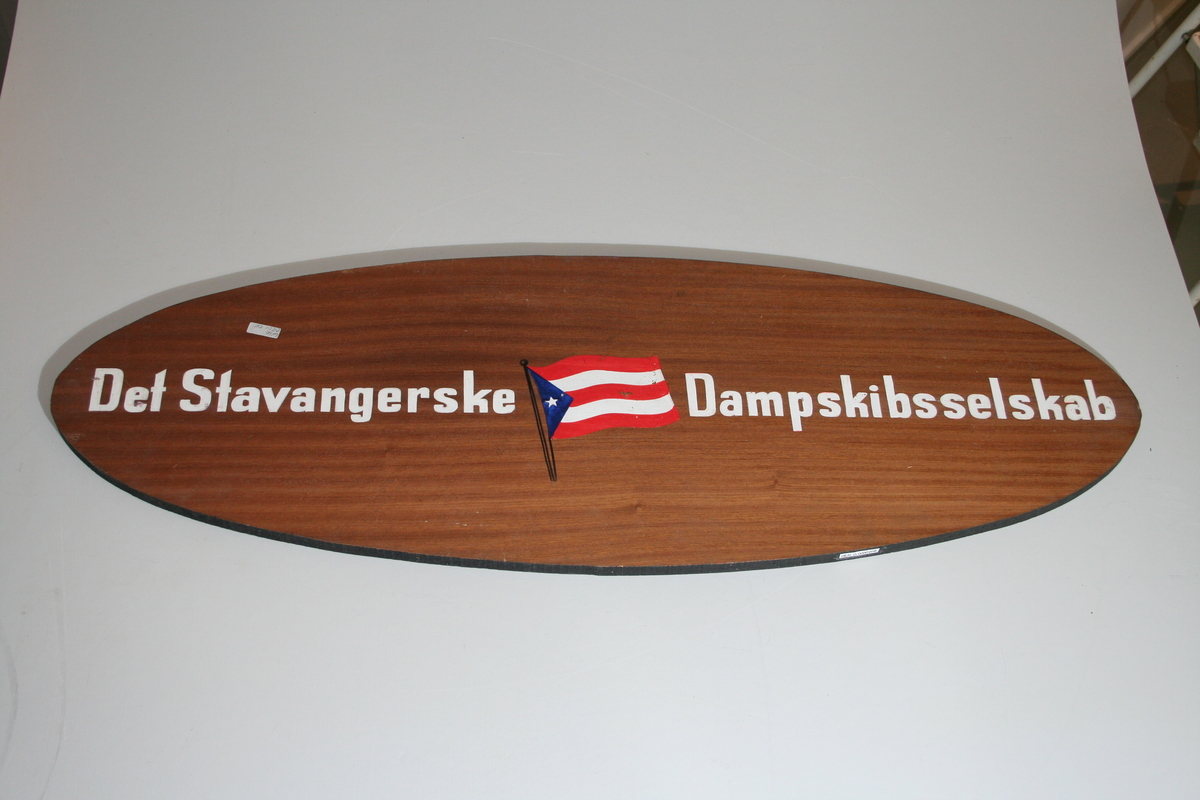 Skiltet er ovalt  med navnet til rederiet Det Stavangerske Dampskibsselskab med tilhørende rederiflagg i midten. Bokstavene er hvite. Skiltet er likt på begge sider.
På den ene siden har rederiflagget fått noen små gullmalingsflekker.