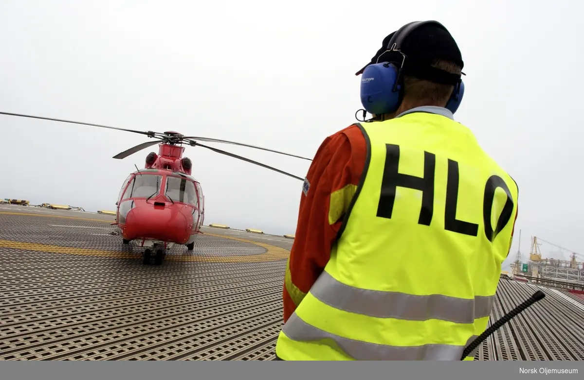 Helicopter Landing Officer - HLO i aksjon på helikopterdekket til 2/4 H.