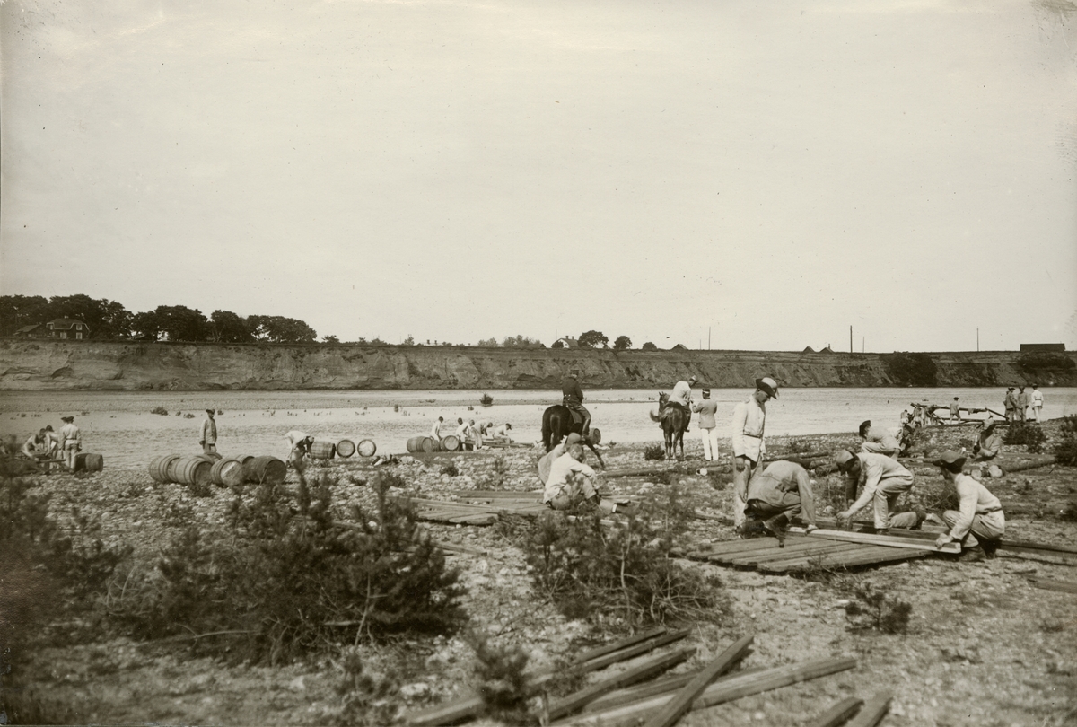 Elever från Krigsskolan Karlberg förbereder brobygge över vattendrag.