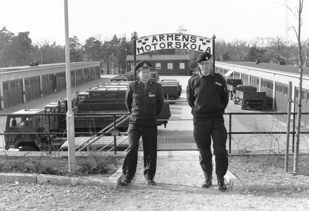 Utbildningschefen, major Björn Weissmann (I 13) och skolchefen, överstelöjtnant Tom Dahlstedt (P 4) vid trappan ned till motorgården.