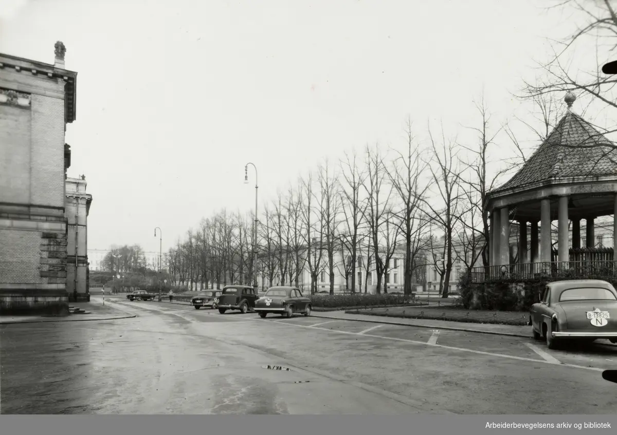 Studenterlunden. Parkeringsplass mellom Nationaltheatret og musikkpaviljongen. November 1954