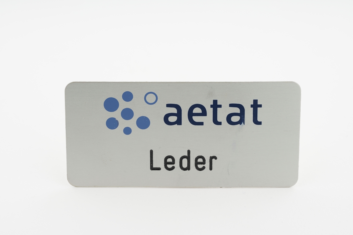 Logo med bokstavene "aetat" og sirkler
