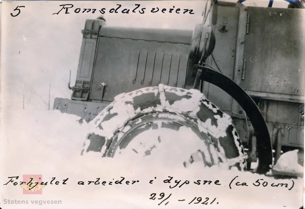 Romsdalen. Sannsynligvis det første forsøk av brøyting av offentlig veg. I 1921 ble den første bilen, en firehjulsdrevet Winther lastebil, 1,5 tonn uten skjermer, kjøpt og satt inn i snøryddingsarbeidet i Romsdalen.

Bildet er merket: "5. Romsdalsveien. Forhjulene arbeider i dypsne (ca 50 cm). 21/1-1921".

(Kilde: Statens Vegvesen i Møre og Romsdal sitt interne magasin "Veg og Virke" nr. 2/1979 - "Den første snøpløgjing med bilar og traktorar i Møre og Romsdal". Forfatter: Bjarne Rekdal)