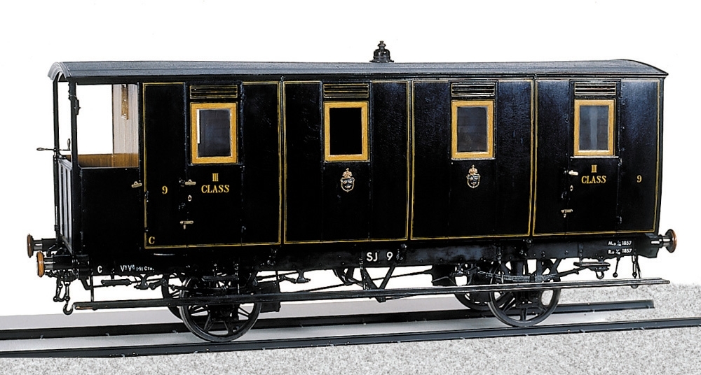 Modell av 3.e klass personvagn Litt C NR 9 från 1857 i skala 1:10. Vagnen är mörkblå och svart med grått tak. Inredning och innerväggar av fernissat ofärgat trä. Text: III. Class i gul färg. Vissa detaljer i mässing. 4 dörrar och 2 riksvapen på varje sida. Belysning.

Se även modell av ångloket Widar, Jvm00070-1 och modell av personvagn för 1:a klass, SJ A nr 1, Jvm10469-1 (70b och 83).