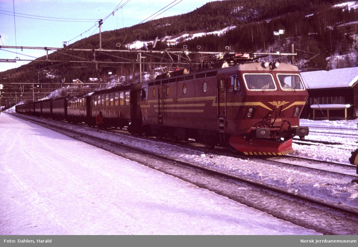 Elektrisk lokomotiv El 16 2205 med ekstra påsketog til Bergen på Ål stasjon