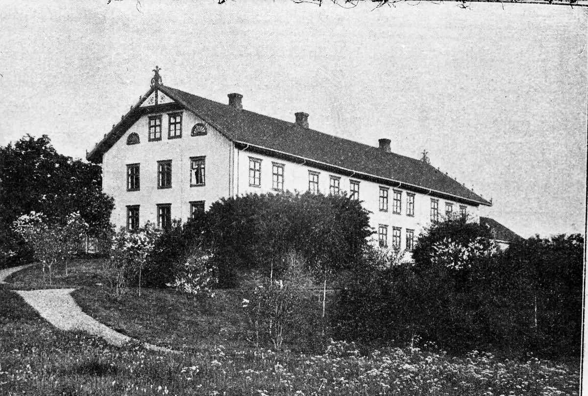 Avfotografert illustrasjon fra Jens Raabes bok "En storbygd. Kulturskildringer fra Toten." som kom ut i 1905. Dette bildet er av den gamle hovedbygningen på Kobberstad som brant litt før 1920.