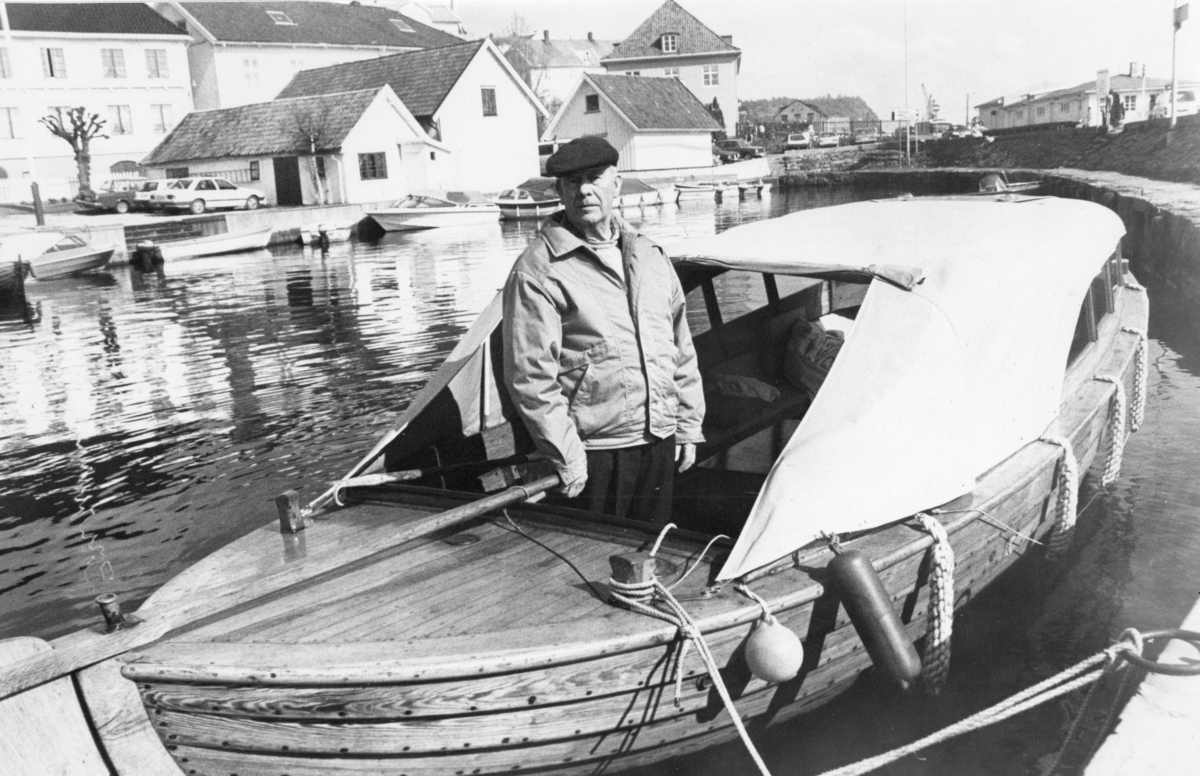 Arne Sjultangen, båtbygger i Kjølebrønd. Ombord i selvlaget kogg i Blindtarmen.