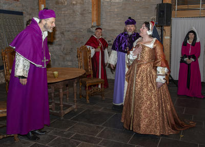 Erkebiskop Olav Engelsbretsson møter Jomfru Karine på Hamar. Tilstede i bildet er også Biskop Mogens og Pavens kardinal. (Foto/Photo)